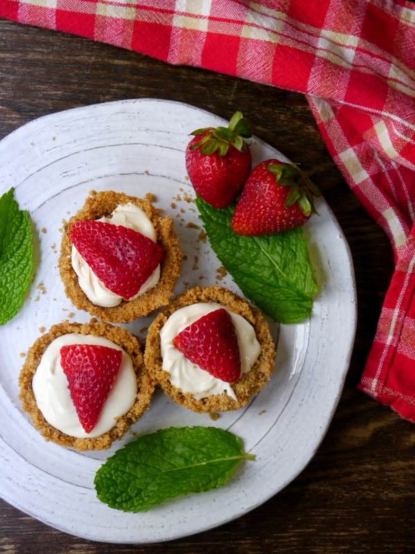 mini strawberry mascarpone tarts // my bacon-wrapped life