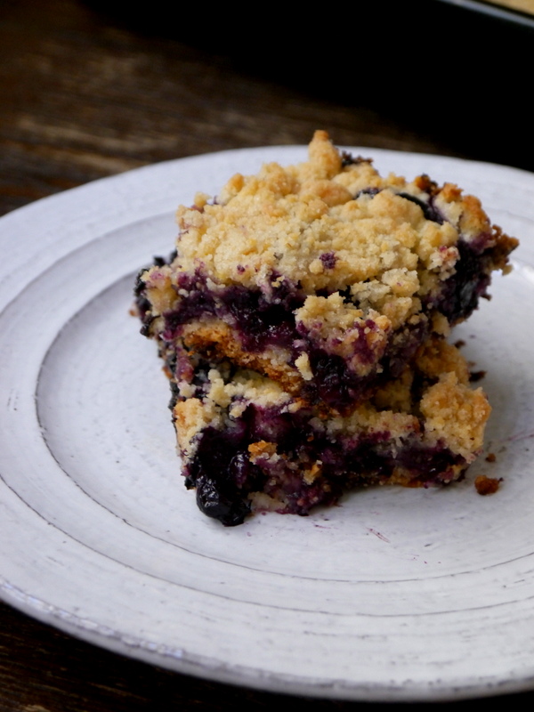fresh blueberry crumble bars // my bacon-wrapped life