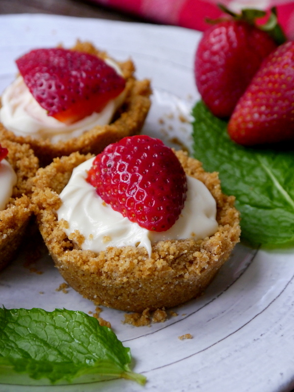 mini strawberry mascarpone tarts // my bacon-wrapped life