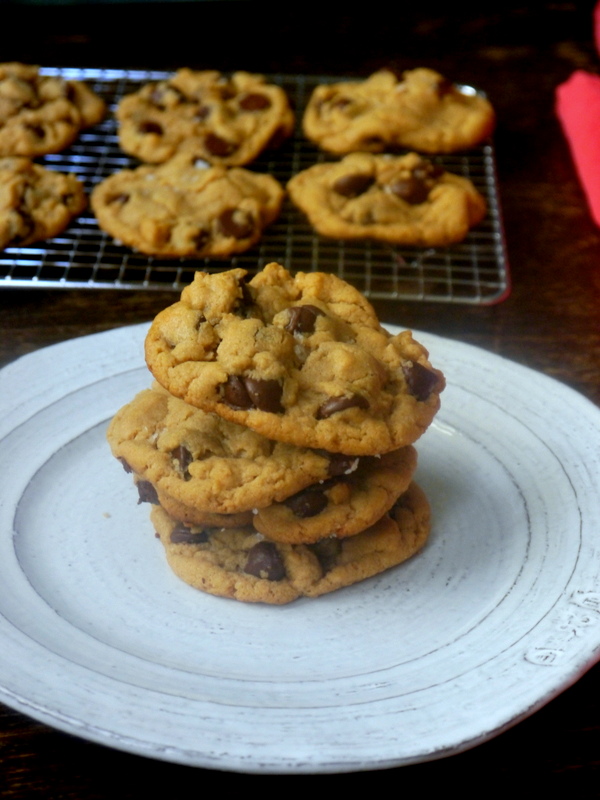 flourless salted peanut butter dark chocolate cookies // my bacon-wrapped life