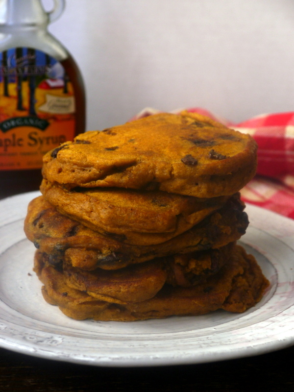 dark chocolate chip pumpkin pancakes // my bacon-wrapped life