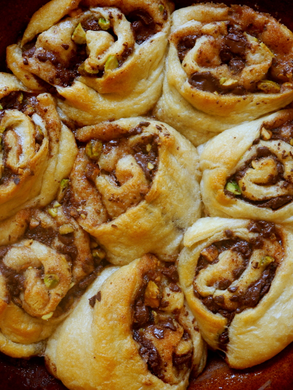 easy dark chocolate pistachio cinnamon rolls // my bacon-wrapped life