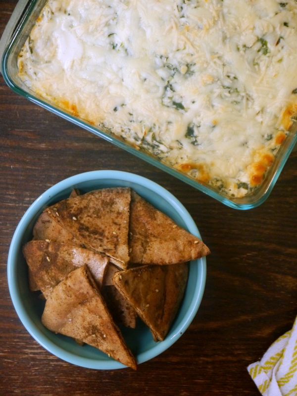 greek yogurt spinach and artichoke dip with toasted za'atar pita chips // my bacon-wrapped life