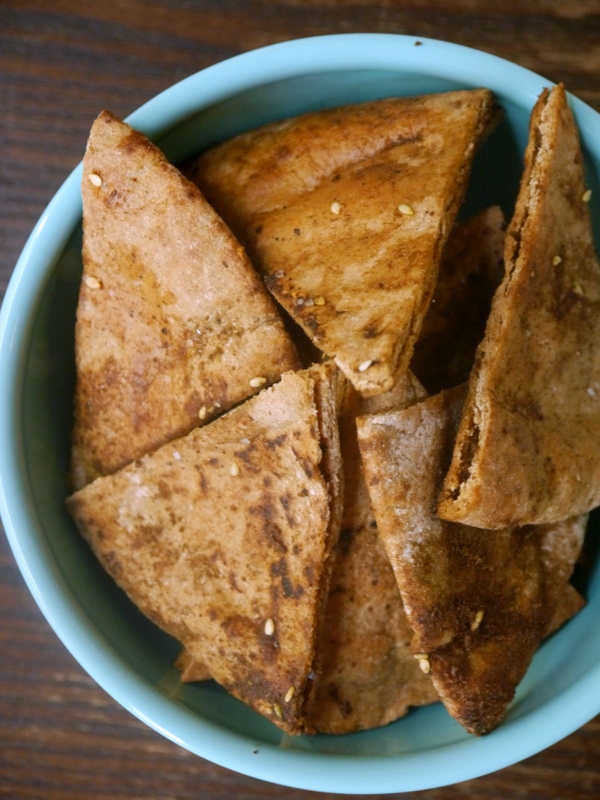 greek yogurt spinach and artichoke dip with toasted za'atar pita chips // my bacon-wrapped life