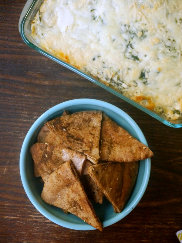 greek yogurt spinach and artichoke dip with toasted za'atar pita chips // my bacon-wrapped life