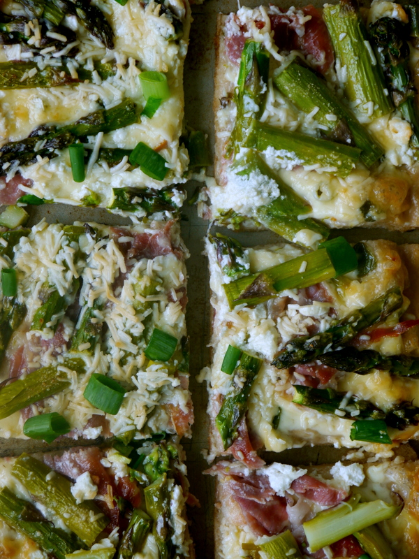 asparagus and prosciutto pizza // my bacon-wrapped life