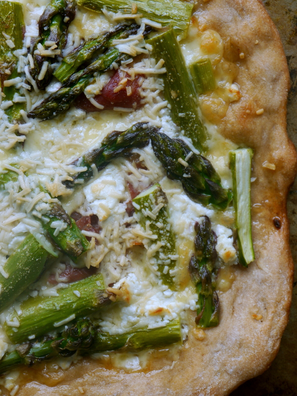 asparagus and prosciutto pizza // my bacon-wrapped life