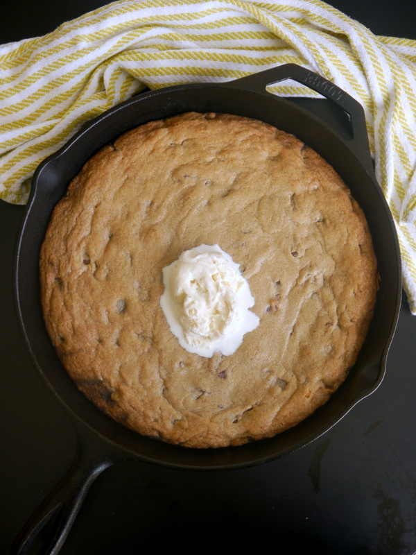 skillet bacon chocolate chip cookie // my bacon-wrapped life