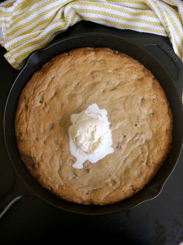 skillet bacon chocolate chip cookie // my bacon-wrapped life