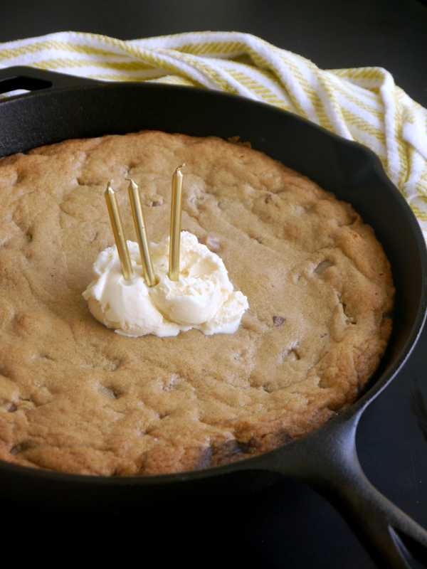 skillet bacon chocolate chip cookie // my bacon-wrapped life