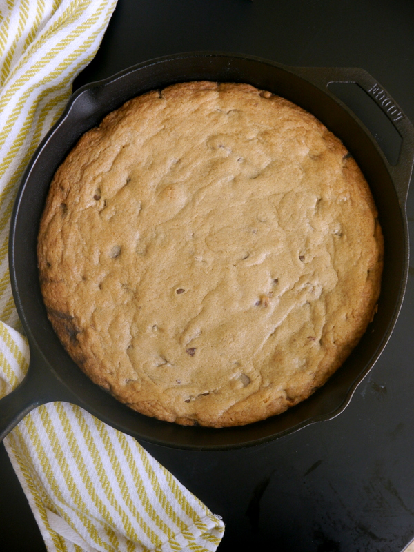 skillet bacon chocolate chip cookie // my bacon-wrapped life