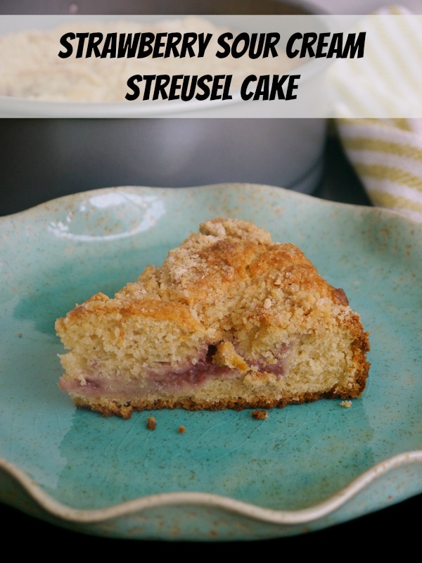strawberry sour cream streusel cake // my bacon-wrapped life