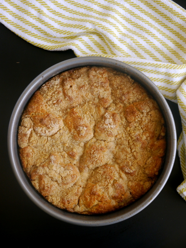 strawberry sour cream streusel cake // my bacon-wrapped life