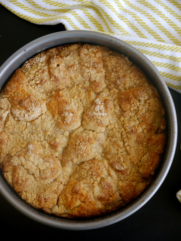 strawberry sour cream streusel cake // my bacon-wrapped life