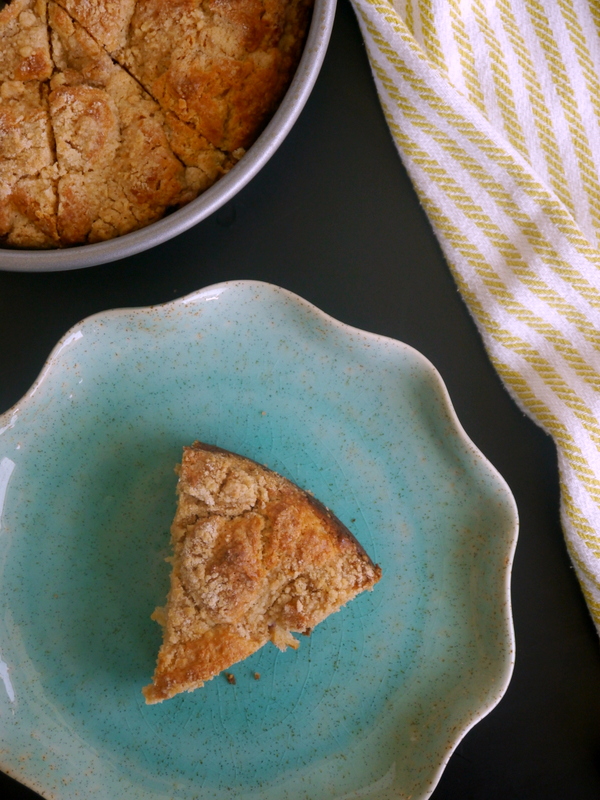 strawberry sour cream streusel cake // my bacon-wrapped life