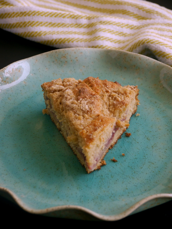 strawberry sour cream streusel cake // my bacon-wrapped life